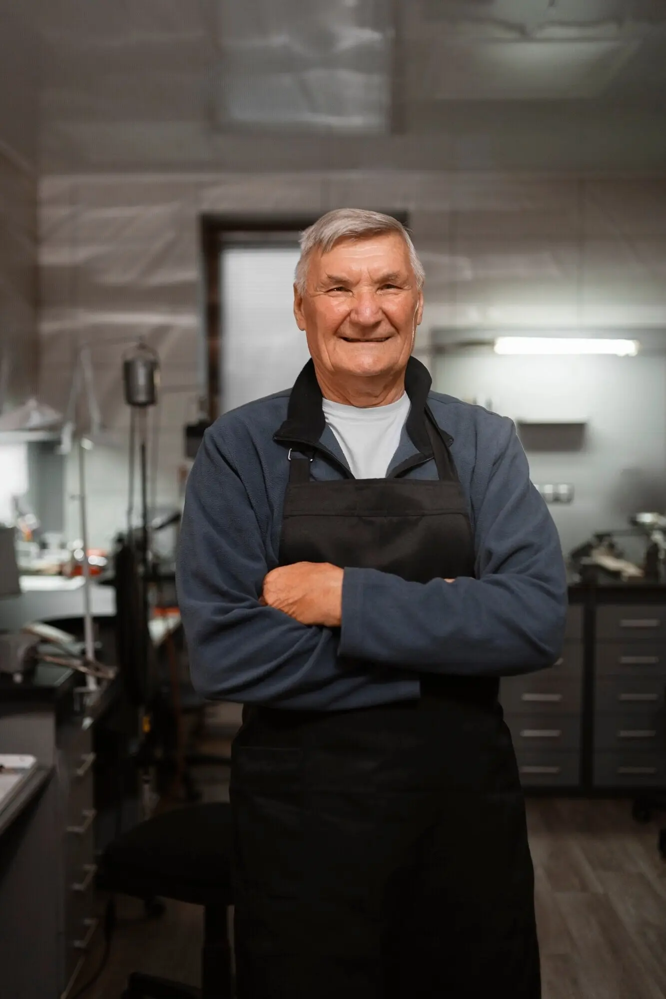Männlicher Juwelier bei der Arbeit im Laden.