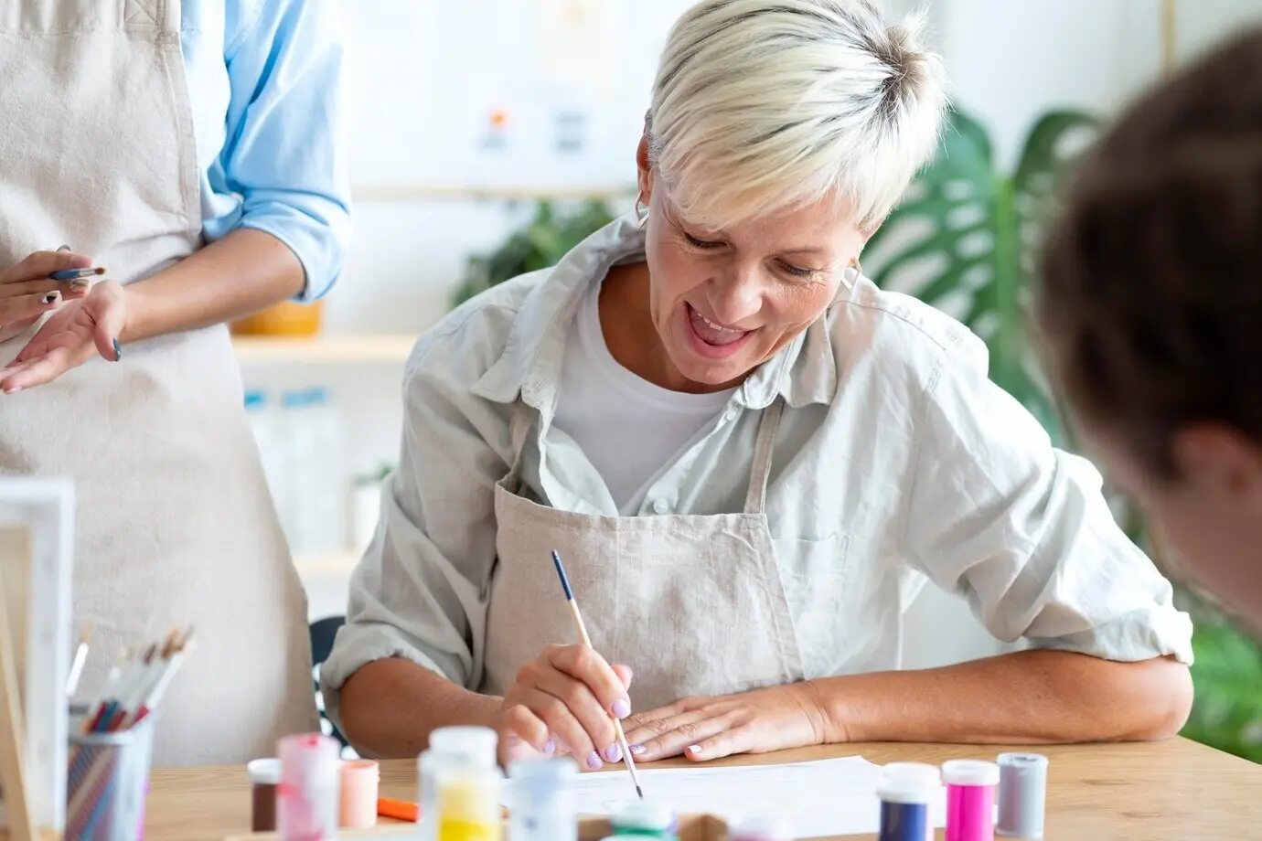 Menschen treffen sich im Gemeindezentrum.